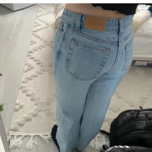 Straight leg jeans - Köpt från Monki för 500kr om jag inte minns fel. Säljer då de är för små för mig och de inte används. Jag är 160 och dom är perfekta i längden på mig. Skulle säga att de passar xxs. Mid waist