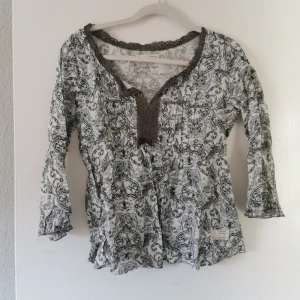 Odd molly blus  - Odd molly blus Storl 2 Katt finns i hemmet 