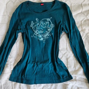 Tröja med mönster - Blå långärmad t-shirt men jättefint y2k mönster🥰 