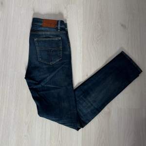Slim fit jeans stil Sharp. W31 L34 Ny skick utan slitage och defekter. Snygg passform till du som gillar Slim fit. Skriv i dm!💪🏻