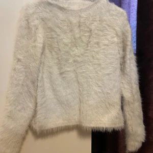 Lurvig tröja strl 134 - Begagnat skick.  Kolla gärna in mina andra annonser för samfrakt.  Jag är väldigt mån om mina köpare. Skulle du vara missnöjd med ditt köp så ta gärna kontakt med mig innan dåligt omdöme, så har jag en chans att rätta till det.  Katt finns i hemmet.