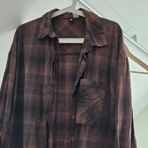Oversized skjorta - Brun skjorta i flanelltyg😊 Storlek S, oversized modell. Från HM🫶