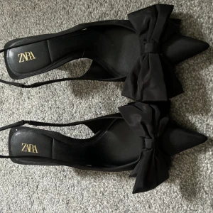 Svarta klackskor - Säljer dessa super snygga klackskor från Zara. De är aldrig använda endast testade. 💞💞💞