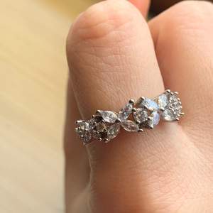 Blommig silver ring nästan ny bara testad fåtal gånger 💐 Klicka gärna på köp nu eller kontakta 🤗