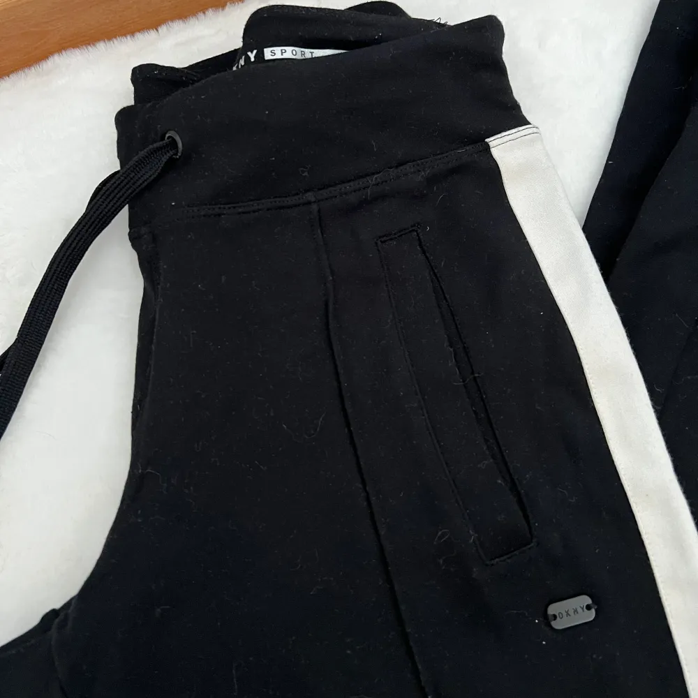 Snygga byxor från DKNY, med slits ner till🤍✨. Jeans & Byxor.