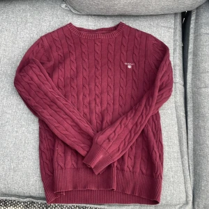 Gant tröja flätad - Säljer min gant flätade gant tröja den är 9/10 i skick i vinröd färg nypris på den är 1400kr 
