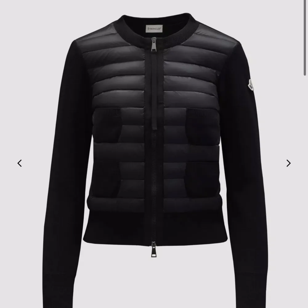 Mycket fin Moncler cardigan i bra skick utan defekter förutom att ena fickans dragkedja inte går att stänga går säkert att fixa då den typ bara fastnat. Säljer pga intresserad av nytt. Byten mot cardiganen på sista bilden är intressant i storlek S💕. Jackor.