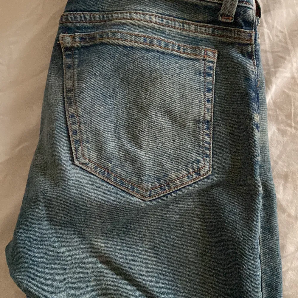 jättefina lågmidjade jeans som tyvärr inte kommer till användning. de är uppklippta och passar de som passar petite storlekar, är själv 160cm! storlek 36 men passar även 34. skriv för mer bilder etc💕. Jeans & Byxor.