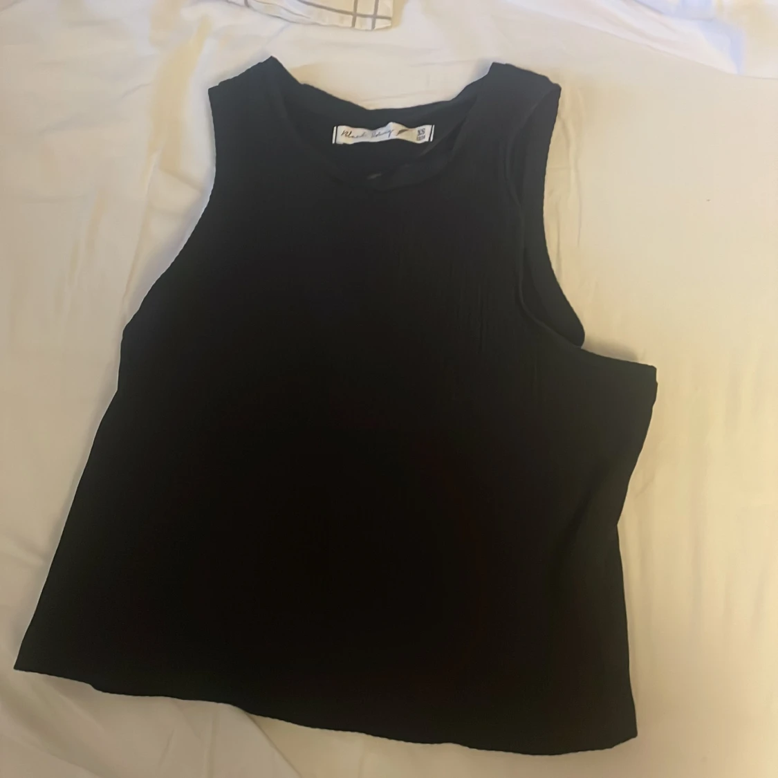 Vanligt svart kort linne. 