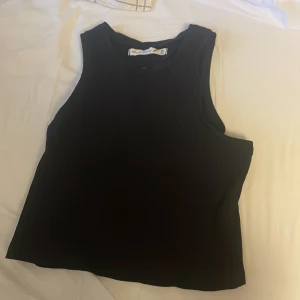 Vanligt svart kort linne.  - Hej! Nu säljer jag mitt svarta ribbade korta linne. Aldrig använd. Storlek: xs.  Nypris: 50kr. Mitt pris: 20kr.  Köparen betalar frakten. 