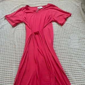 Rosa klänning - Härlig klänning som är fin och skön till sommaren. Oanvänd, nyskick.💛