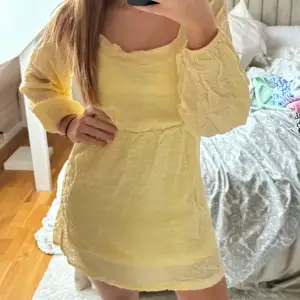 Säljer denna fina gula klänning ifrån Nelly storlek 34
