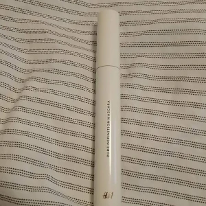 Mascara  - Säljer en mascara från H&M. Använd max 5 gånger. Som ny. Den säljs ej längre på H&M. Säljer den för 30kr + frakt. 