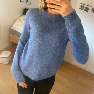 Stickad tröja  - Blå stickad tröja från pieces, använd endast en gång så som ny i väldigt bra skivka🥰
