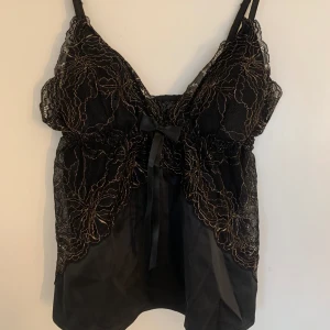 Festtopp - Världens finaste linne som passar perfekt till fest!😮‍💨 kommer tyvärr inte till användning, strl XS.   Pris går att diskutera vid SNABB affär!🥰