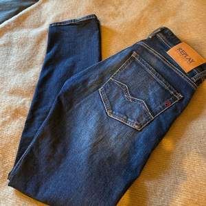 Replay jeans i färgen mörkblå Storlek W31 L32  I princip nyskick, använd Max 10 gånger tvättats 1 gång. Inga defekter överhuvudtaget. Nypris 1500kr