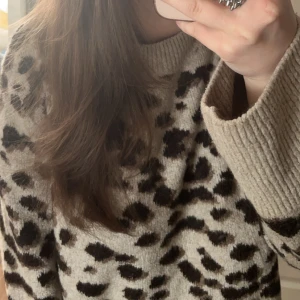 Leopard tröja - Säljer denna super fina trendiga leopard tröjan💗 knappast använd och tillkommer inga defekter alls. Skriv för mer frågor