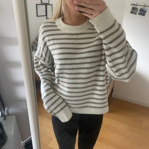 Stickad tröja - Stickad randig tröja från NAKD. Köpt för 400kr🥰🥰