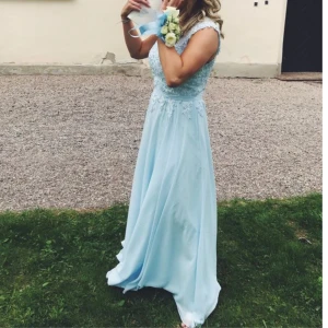 Balklänning  - Säljer nu min fina balklänning. Spets och paljetter på. Skriv för mått och närmare/fler bilder! 