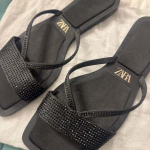 Zara Sandaler🪩🖤 - Använda runt 3 gånger, köpta för ett halv år sedan🖤Skickas i tygpåsen som hör till , inga av stenarna har fallit av och sandalerna är i nyskick, Orginal pris är cirka 400 kr