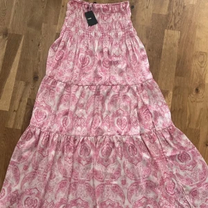 ‼️SÖKER‼️ - SÖKER denna fina kjol denna kjol på bilderna är från maje men jag hade gärna tagit en dupe som kostar 100-200 kontakta mig om ni har en kjol som är likadan i storlek M❤️❤️