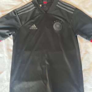 Tyskland fotbollströja (S) - Tyskland fotbollströja stolek 15-16Y sitter som S 300kr