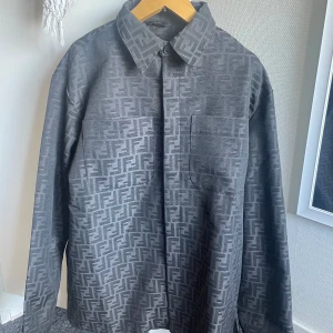 Fendi overshirt - Endast testad, fet overshirt till sommaren! Storlek M men kan passa till L också. Bara att höra av sig för frågor🤙