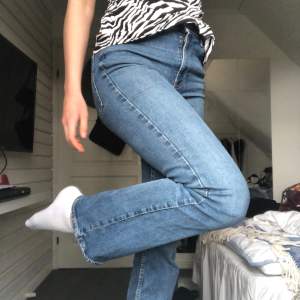 Superfina bootcut jeans. Mid/Highwaist. Storlek 36/S. Är i jättefint skick och sitter väldigt bekvämt och bra! 