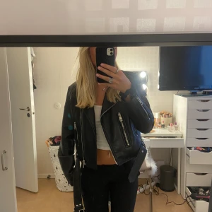 Skinnjacka - Jättefin skinnjacka från stradivarius som knappt är använd. Säljer då jag har en till liknande. Skriv vid frågor och fler bilder💗 Pris kan diskuteras vid snabb affär