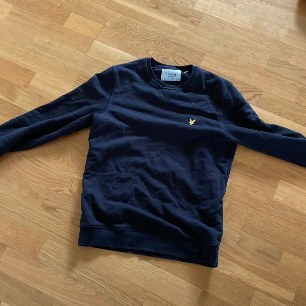 En helt vanlig stilren sweatshirt från Lyle&Scott skick 8/10 använd lite men är i väldigt bra skick. Hör av er för fler frågor. Hoodies.