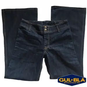 Unika mörkblå bootcut jeans från Gul & Blå, utan bakfickor! Förmodligen från 70-talet,  100 % bomull! Midjemått 74,5cm (rakt över ca 37,5cm) Innerbenslängd 75cm Grenhöjd 24,5cm