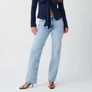 Low straight jeans - Säljer dessa från Ginatricot. Helt nya oanvända i färgen Lt blue. Nypris 499.