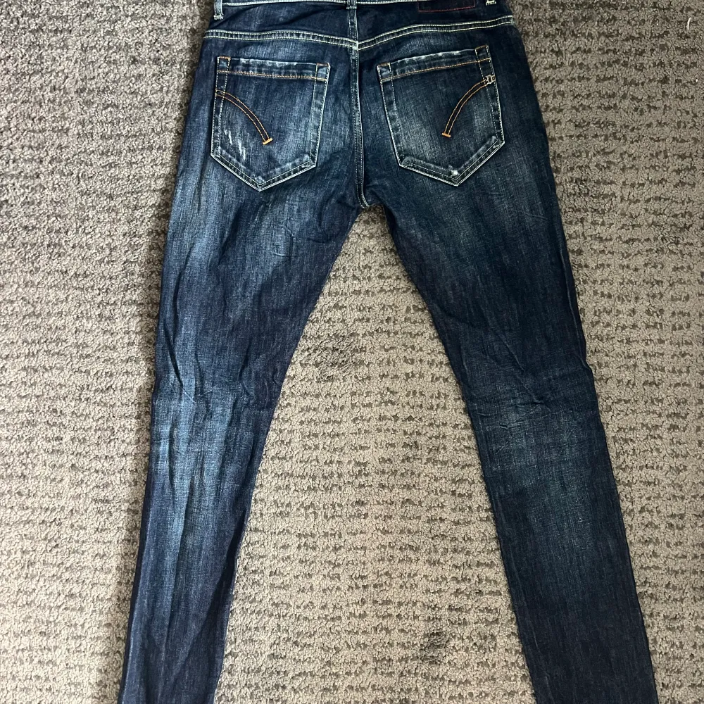 Hej, säljer nu dessa snygga jeans från Dondup. Modellen är ”George” storlek 29, dom är runt 29 i midjan men runt 32 i längd. Passade mig bra som är runt 180. Nypris på jeansen är 3400kr, mitt pris 1000kr! Hör av er vid frågor eller funderingar!. Farkut & Housut.