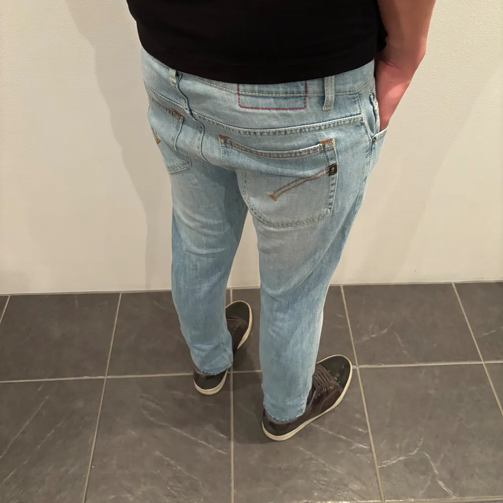 Trendigaste jeansen på marknaden! Hej! Säljer nu dessa sjukt snygga dondup jeans som är perfekt till våren och sommaren  Storlek= 31 Skick= 9,5/10 Ny pris= 3500 kr Säljs för= 849 kr. Jeans & Byxor.