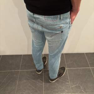 Trendigaste jeansen på marknaden! Hej! Säljer nu dessa sjukt snygga dondup jeans som är perfekt till våren och sommaren  Storlek= 31 Skick= 9,5/10 Ny pris= 3500 kr Säljs för= 849 kr