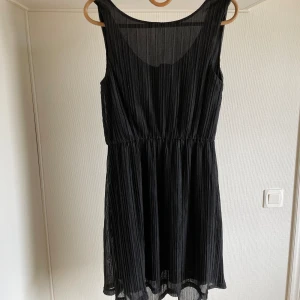 Glittrig svart klänning  - Storlek M pris 200kr