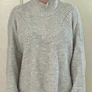 Grå stickad halvpolo  - En grå stickad halvpolo i storlek S från Gina Tricot🌪️ Tröjan är i bra skick! Perfekt att ha på sig när det är lite kallare ute. 