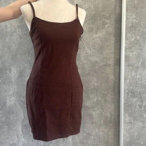Brun klänning - En fin brun klänning från HM Divided.  Har inte används, endast legat i garderoben:) Den är i bra skick.  Skriv för mer information 💞 