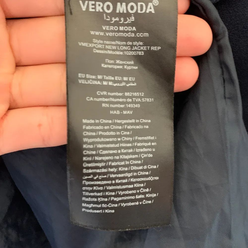 Mycket sparsamt använd kappa från Vero Moda. Mörkblå modell storlek M. Tunn kappa som är perfekt för vår/sommar!   Finns i Uppsala, kan skickas mot fraktkostnad🌸 . Jackor.