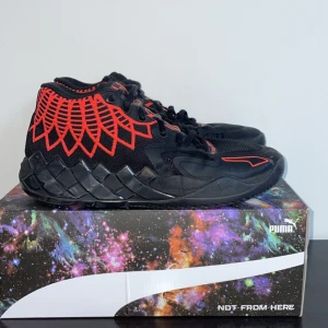 Mb 1 BRED - Lamelo Ball signature sko (MB.01) Slitage på innersidan av båda skorna, lite mer på ena skon Strl 42 men passar upp till 43. Skick: 6.5/10 Fungerar perfekt på planen för både tjejer & killar!  Om ni har några frågor hör gärna av er!