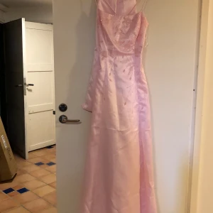 Rosa balklänning💕💕 - Skriv om intresserad ⚜️