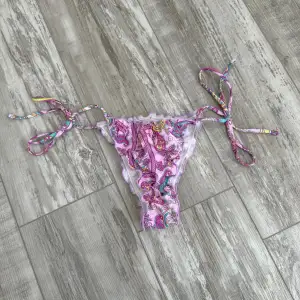 Nya och oanvända fina lila bikinitrosor med knytning som endast är tvättade och har sedan aldrig kommit till användning. FÖRST TILL KVARN!