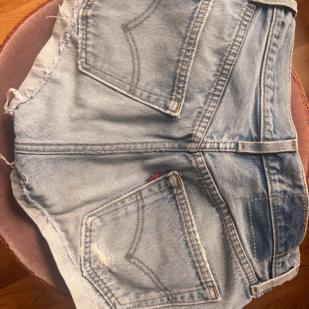 Säljer dessa blåa  Vintage  jeans shorts som är i från Levi’s🎀. Shorts.