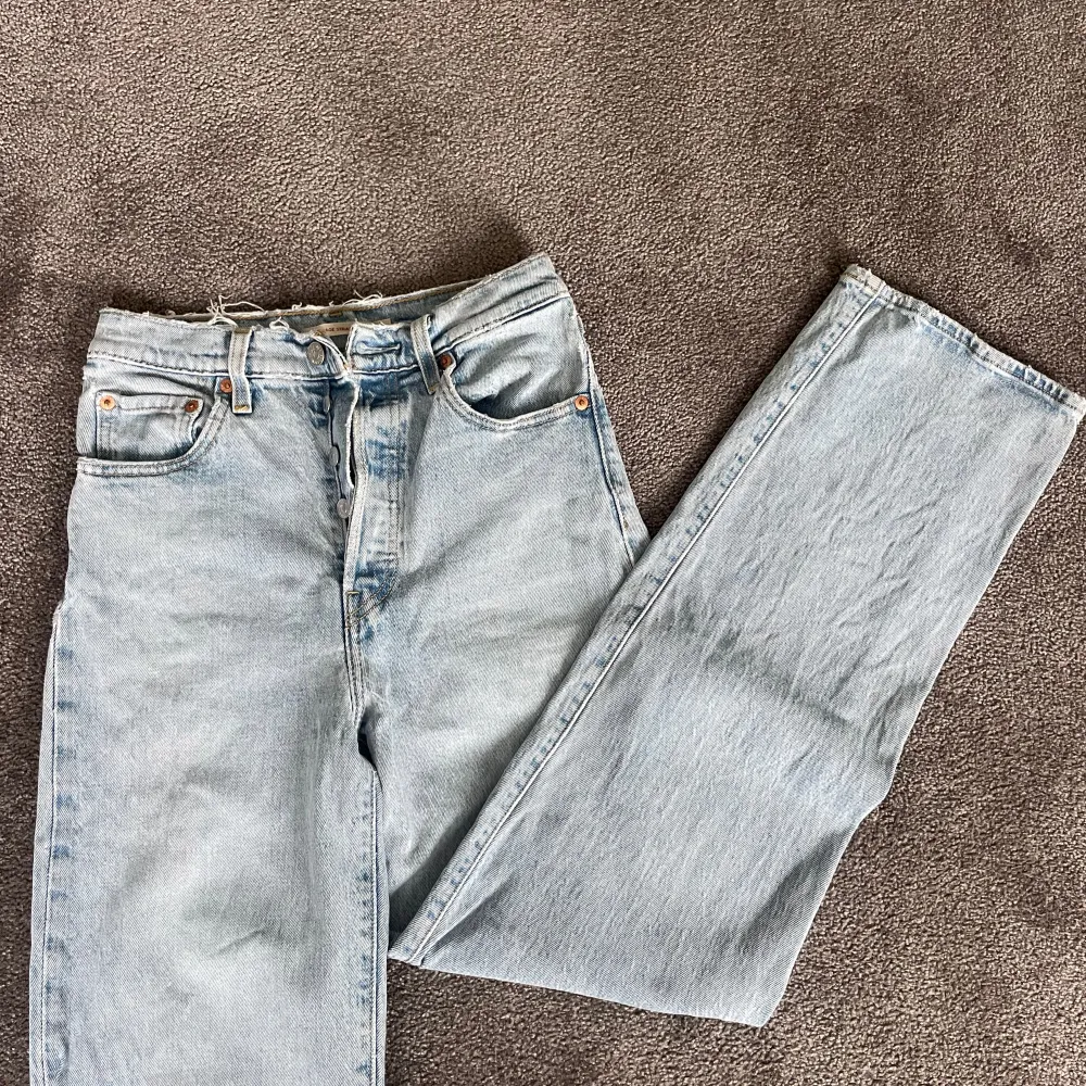 Super snygga Levis jeans i modellen Ribcage straight 25. Midjemått 34 cm, innerbenslängd 72 cm.  Hör gärna av dig för fler bilder eller frågor💞 . Jeans & Byxor.