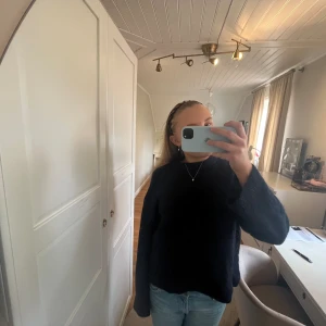 stickad tröja  - Sjukt snygg stickad tröja från Gina Tricot i strl Xs. Jag brukar ha strl S💞