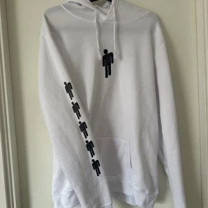 Billie Eilish Hoodie - Billie Eilish Hoodie med blosh tryck på armen och fram.  billieeilish på ryggen. Tunn kvalite men annars väldigt bra skick.  Köpt på Plick. storlek XL men anses som L/M (liten i storlek)   💞
