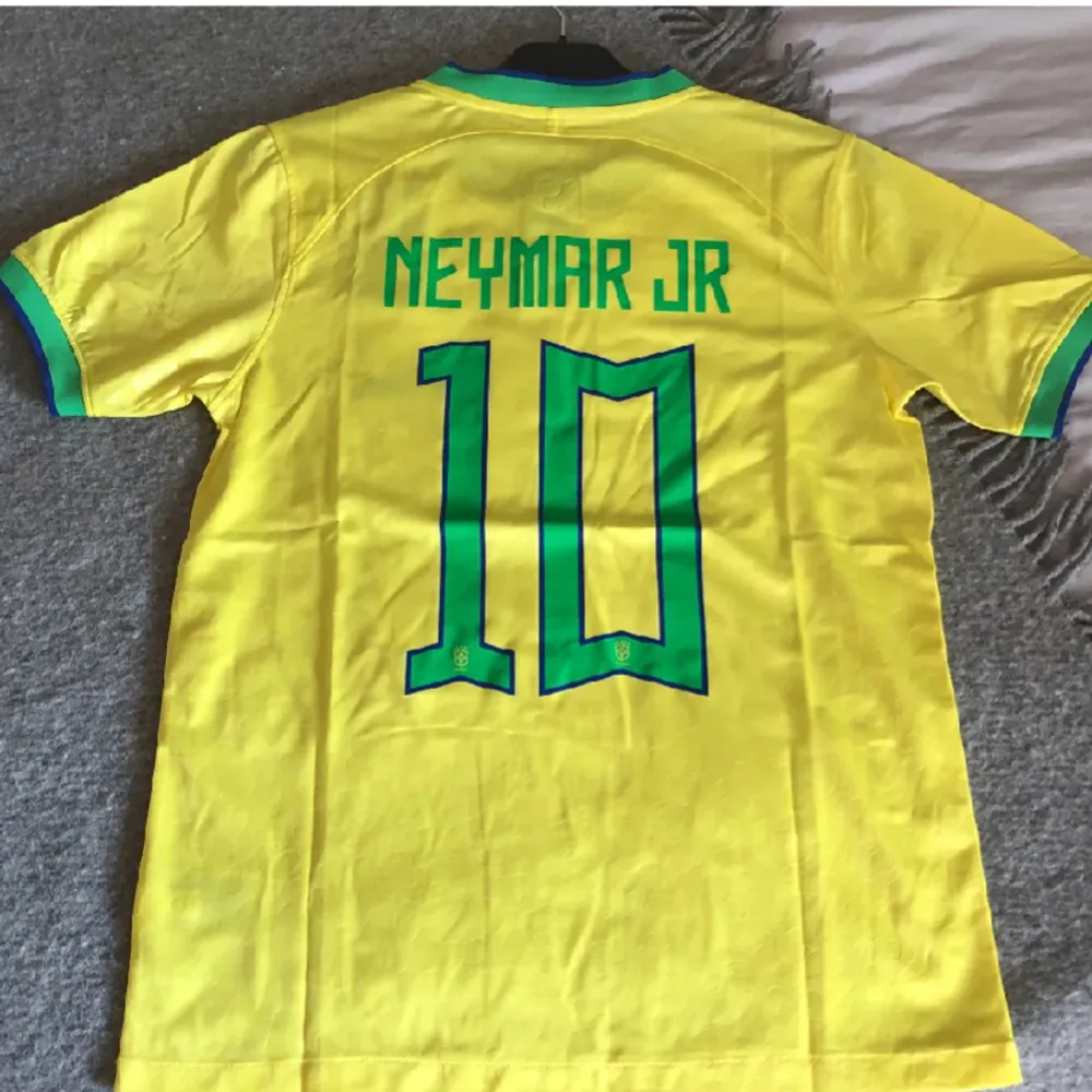 Brasilien fotbollströja från VM med Neymar jr på ryggen. Passar perfekt nu till sommaren.  Jättebra skick. Tveka inte att skriva.. T-shirts.