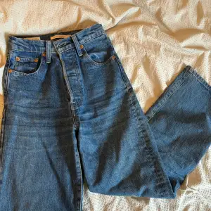 Säljer dessa levis jeans, jättebra skick. nypris ca 1300kr men säljer för 449kr då jag vill få dom sålda