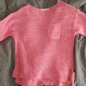 Tröja - En jätte fin tröja i bra skick och då den är jätteskön i materialet! 😊 Storlek på bild 2! Men den hel rosa tröjan på sista bilden, den var storlek 130 men jag har lite större storlek men kan typ ändå ha den satt ja! 💗🥰 kom privat för intresse💖💖