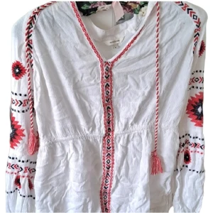 River Island - En vit klänning/blus ifrån River Island som är i storlek M/L. Har köpt den på second hand men är aldrig använd💕 Nypris: 350 kr